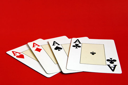 Poker de ases sobre fondo rojo