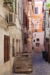 Fototapeta na wymiar Via di Pirano con carretto