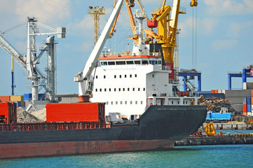 Bulk cargo ship under port crane