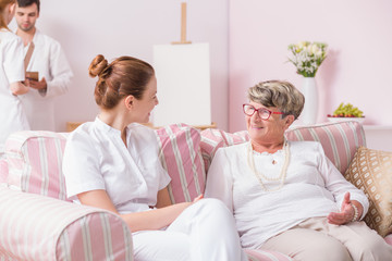 Obraz premium Nurse talking with elderly patient
