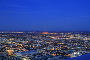 N&auml;chtlicher Blick &uuml;ber M&uuml;nchen vom Olympiaturm