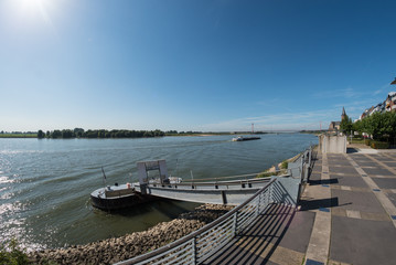 Schiffahrt auf dem Rhein bei Emmerich, Deutschland