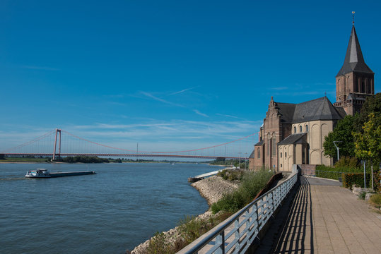 Martinikirche in Emmerich mit Blick auf die Rheinbr&uuml;cke
