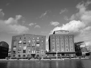 Restaurierte alte Getreidespeicher mit Loftbüro und Apartment bei Sonnenschein am gentrifizierten Kreativkai am Hafen in Münster in Westfalen im Münsterland, fotografiert in klassischem Schwarzweiß © Martin Debus