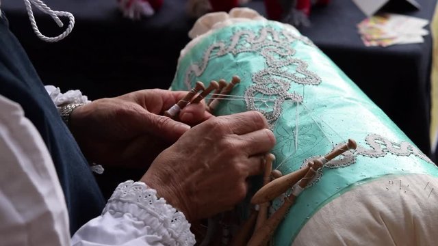 The ancient tradition of the lace pillow
