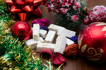 Torrone bianco con decori di Natale colorati 