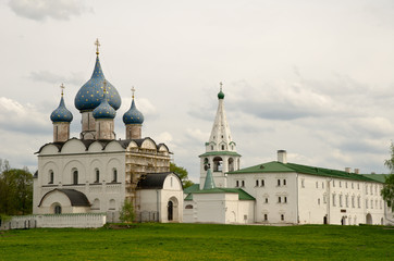 Fototapeta na wymiar Ancient kremlin in the Suzdal town