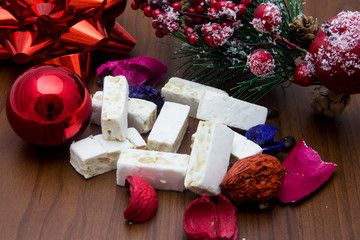 Torrone bianco con decori di Natale colorati 