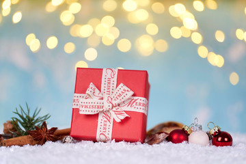Weihnachtsgeschenk mit leuchtenden Hintergrund