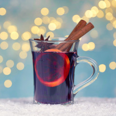 leckerer Glühwein mit festlicher Dekoration