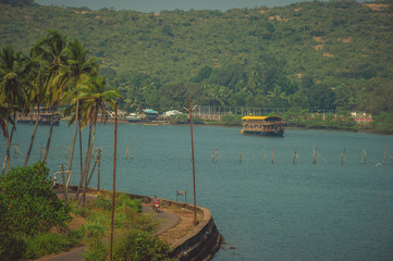 Naklejka premium Houseboat on the river near the road