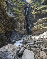 fiume che scorre fra le rocce