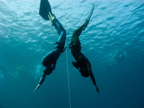 Two freedivers make simultaneous dive in Bue Hole