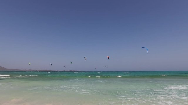 Fuerteventura: kitesurf su Grande Playas beach, una delle spiagge pi&ugrave; famose per il surf e il kitesurf, con vista sull'isolotto di Lobos il 7 settembre 2016