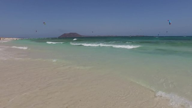 Fuerteventura: kitesurf su Grande Playas beach, una delle spiagge più famose per il surf e il kitesurf, con vista sull'isolotto di Lobos il 7 settembre 2016