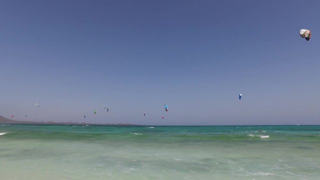 Fuerteventura: kitesurf su Grande Playas beach, una delle spiagge pi&ugrave; famose per il surf e il kitesurf, con vista sull'isolotto di Lobos il 7 settembre 2016