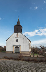 Fototapeta na wymiar Kirche in Walpertshofen