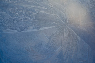 vereiste Glasscheibe mit filigranen Mustern