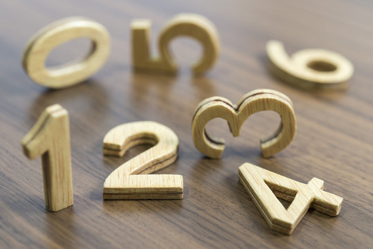 Números de madera - Powered by Adobe