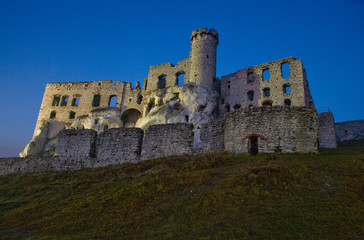 Obraz premium Ruiny Zamku Olsztyn na Jurze Krakowsko-Częstochowskiej nocą