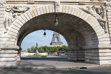 Fototapeta na wymiar Pont de Bir-Hakeim in Paris