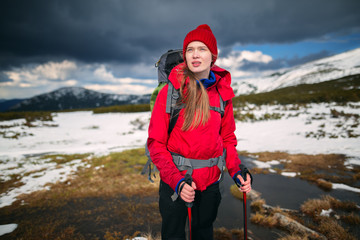 Obraz premium Shot of a young woman looking at the landscape while hiking in the mountains Lifestyle hiking concept