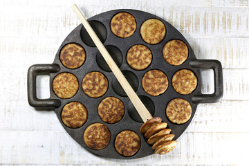 selbstgemachte niederländische Poffertjes in traditioneller Gußeisenpfanne