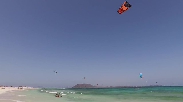 Fuerteventura: kitesurf su Grande Playas beach, una delle spiagge pi&ugrave; famose per il surf e il kitesurf, con vista sull'isolotto di Lobos il 7 settembre 2016