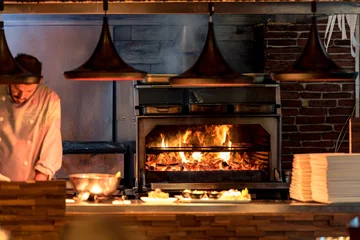 Fotobehang Brandende grill in de oven bij restaurantkeuken © bogonet