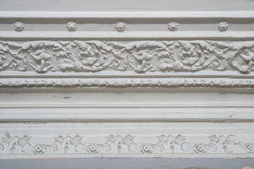 Retro moldings on the ceiling around the room. © Aleks Kend
