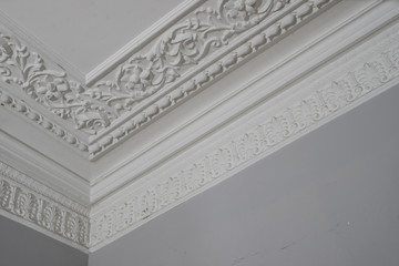 Retro moldings on the ceiling around the room.