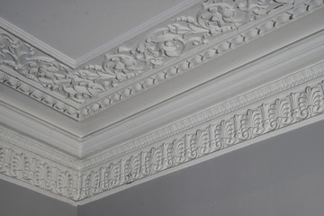 Retro moldings on the ceiling around the room.