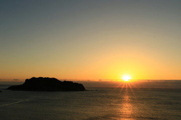 日が昇る築島の海　宮崎県串間市