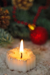 Obraz na płótnie Canvas Burning candles with christmas decorations