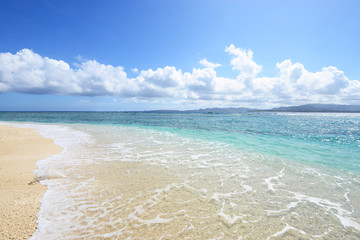 沖縄の美しい海とさわやかな空