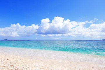沖縄の美しい海とさわやかな空