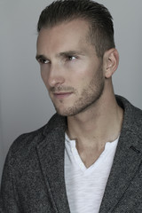 Fototapeta premium Portrait d' un bel homme blond