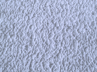 壁面に吹き付けられた雪