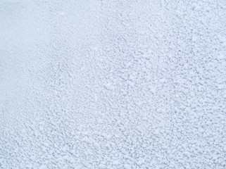 壁面に吹き付けられた雪