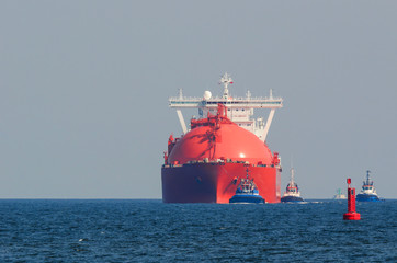 RED GAS CARRIER © Wojciech Wrzesień