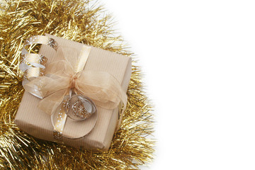 pacco regalo di Natale dorato su decorazione isolato su sfondo bianco