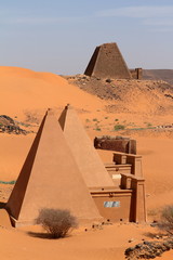 Die Pyramiden von Meroe in der Sahara im Sudan 