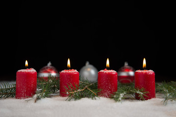 4. Advent mit Kerzen Christbaumkugeln Schnee und Reisig
