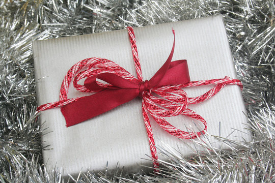 pacco regalo di Natale argento e rosso isolato su sfondo bianco