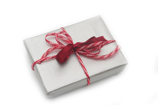 pacco regalo di Natale argento e rosso isolato su sfondo bianco