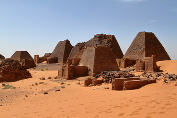 Die Pyramiden von Meroe in der Sahara im Sudan 