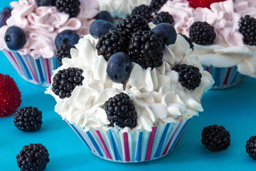CUPCAKES WITH CREAM AND BERRIES (BLACKBERRY, BLUEBERRY)