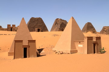 Die Pyramiden von Meroe in der Sahara im Sudan 