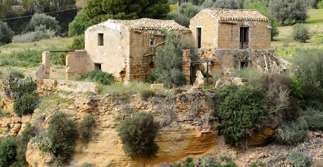 Fototapeta na wymiar Vieilles maisons traditionnelles en ruine 