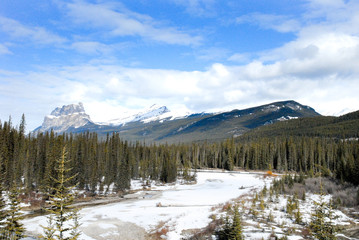冬のカナディアン・ロッキー　ボウ川沿いの雄大な眺め